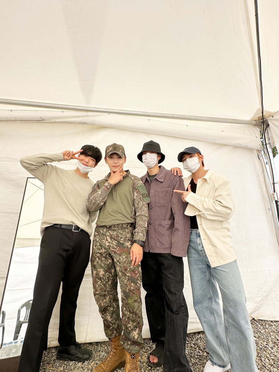 GoldenChild's tweet photo. [📸] 231010 #계룡지상군페스티벌

춤짱 뽀대장 보고 온 금동이.jpg
계룡에서 만난 금둥이네 둘째 Y 🙌
오랜만에 만나도 형제케미가 넘치는 골든차일드💖

#GoldenChild #골든차일드 #GNCD
#LeeDaeYeol #Y #BaeSeungMin #KimJiBeom
#이대열 #최성윤 #배승민 #김지범 https://t.co/phmPbRigqs