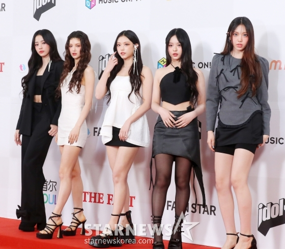 kchartsmaster's tweet photo. NewJeans at the 2023 The Fact Music Awards red carpet. https://t.co/4elWHmJNwA