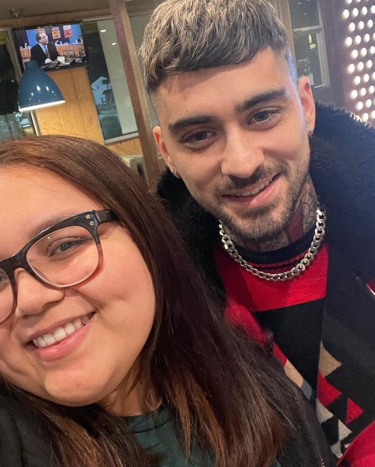 ZaynSourceFR's tweet photo. 📸 | Zayn avec une fan récemment. https://t.co/7G4iAsdXo8