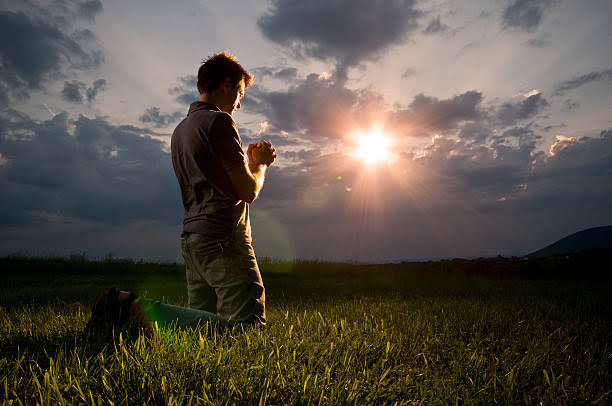 Louez l'Eternel ! Sa miséricorde dure à toujours et Son amour est une ancre pour nos âmes en temps d'incertitude. Sa bonté n'est pas éphémère, elle est éternelle. Trouvons du réconfort en Sa miséricorde qui ne se tarit jamais. Louons-Le sans cesse ! #Ps.136:1  #Foi #AmourEternel