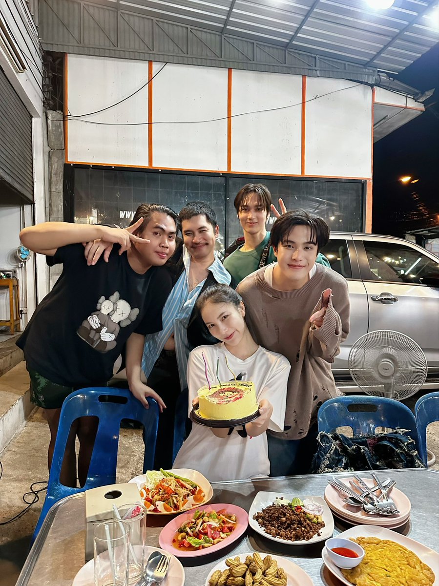 MookWorranit's tweet photo. ว่าจะเลิกคบอยู่นะ พวกเพื่อนที่แต่งหน้าผมไปอีเว้นมาละมาแฮปเราตอนเรากินส้มตำ 5555555555555555 ขอบคุณจ้า สนุกสนาน❤️🤣🤣🤣✨🎂 https://t.co/FMEY4S4pIR