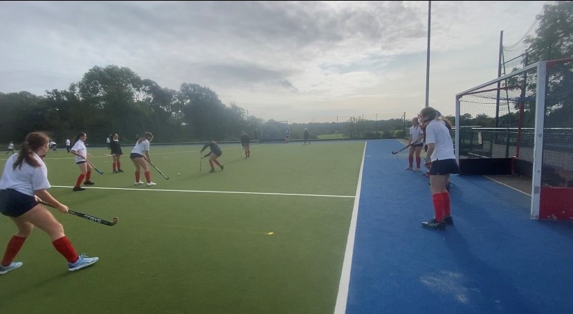 Last Wednesday the #Year9Netballteam had a lovely evening at #SouthEastBerkstournament & #Year10Netball squad enjoyed 4 victories! #U16hockeyteam had a fantastic day at the #BerkshireSchoolsHockeytournament, coming 9th in Berkshire. We are very proud of you all! @TheHoltPE