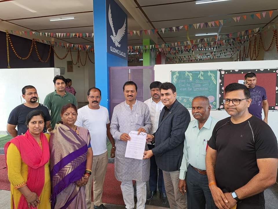 AshokPawarMLA's tweet photo. वाघोली येथील सवाना सोसायटीच्या परिसरातील सांडपाण्याचे सुयोग्य नियोजन करण्याबाबत बैठक संपन्न झाली.

सदरील ठिकाणी सांडपाण्याचे नियोजन नसल्यामुळे जवळपास १०-१२ सोसायटीच्या नागरिकांना मोठा त्रास सहन करावा लागत आहे. तसेच जवळ असलेल्या शाळेमध्ये जवळपास १,००० विद्यार्थी आहेत. त्यांच्या आरोग्याला देखील धोका निर्माण होऊ शकतो.

या अनुषंगाने आपण सातत्याने पाठपुरावा करत आहोत. यापूर्वीही वर्ग १ च्या अधिकाऱ्यांशी बैठका घेऊन चर्चा केली आहे. आजही संबंधित अधिकाऱ्यांना दूरध्वनीवरून संपर्क साधत उपयुक्त सूचना दिली आहे. सदरील काम लवकरच मार्गी लागण्यासाठी आपण प्रयत्नशील आहोत.

#सांडपाणी #वाघोली #सोसायटी #शिरूर #Wastewater #Wagholi #Society #Shirur