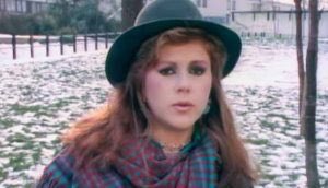 Remembering Kirsty MacColl. Born this day in 1959 in Croydon. English singer songwriter. Daughter of folk singer Ewan MacColl. She had hits with There's a Guy Works Down the Chip Shop Swears He's Elvis, A New England and Days #KirstyMacColl 🥀