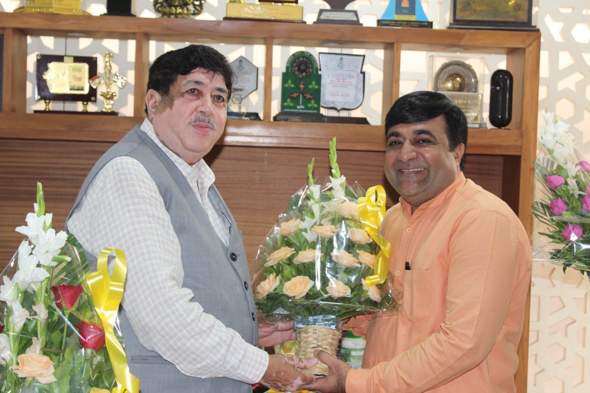 gujcomasol's tweet photo. 33 દેશોમાં કાર્યરત રાષ્ટ્રીય સહકારી સંસ્થાઓના આંતરરાષ્ટ્રિય ફેડરેશન ઇન્ટરનેશનલ રાયફિસેન યુનિયન (IRU) ના ડાયરેક્ટર તરીકે બિનહરીફ નિમણૂક થવા બદલ NCUI,IFFCO અને ગુજકોમાસોલના અધ્યક્ષ શ્રી દિલીપભા�� સંઘાણીજી નું ગુજકોમાસોલના વિભાગીય અધિકારીશ્રીઓ દ્વારા અભિવાદન આવ્યું.
@Dileep_Sanghani https://t.co/rhCSyJboHW