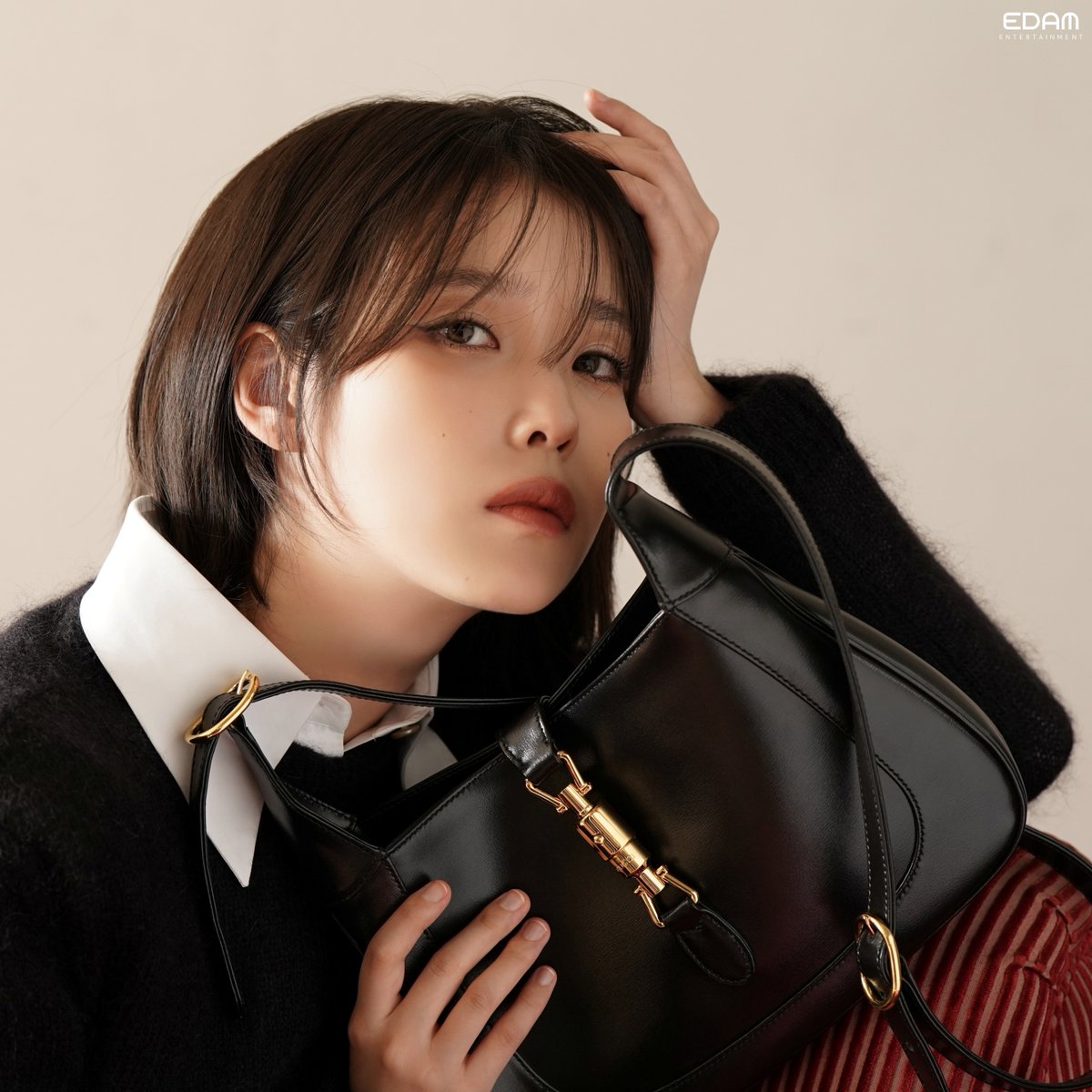 _IUofficial's tweet photo. [IU POST]

가을 분위기 폼 美쳤다
The autumn mood is as pretty as it seems

📝 https://t.co/IuXNG0QoCU

#아이유 #IU
#구찌 #Gucci https://t.co/s3k8JNOM8l