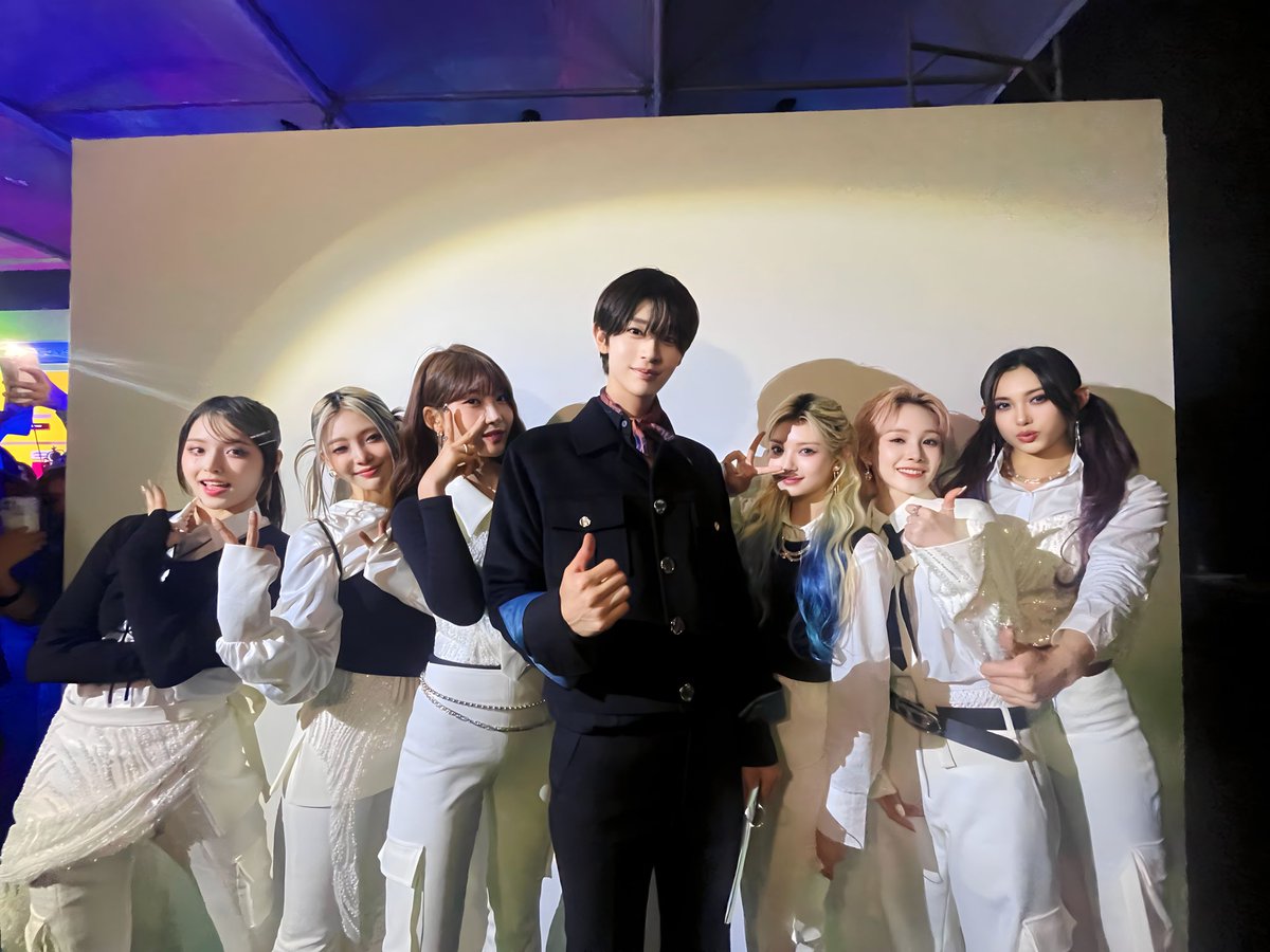 1chika_official's tweet photo. THANK YOU EVERGLOW! 皆さんの圧倒的なダンスとエネルギーは最高でしたし、舞台をSLAYする姿が本当に素敵でした！#KCONSAUDIARABIA2023 #EVERGLOW #1chika https://t.co/N7IRKoIAia