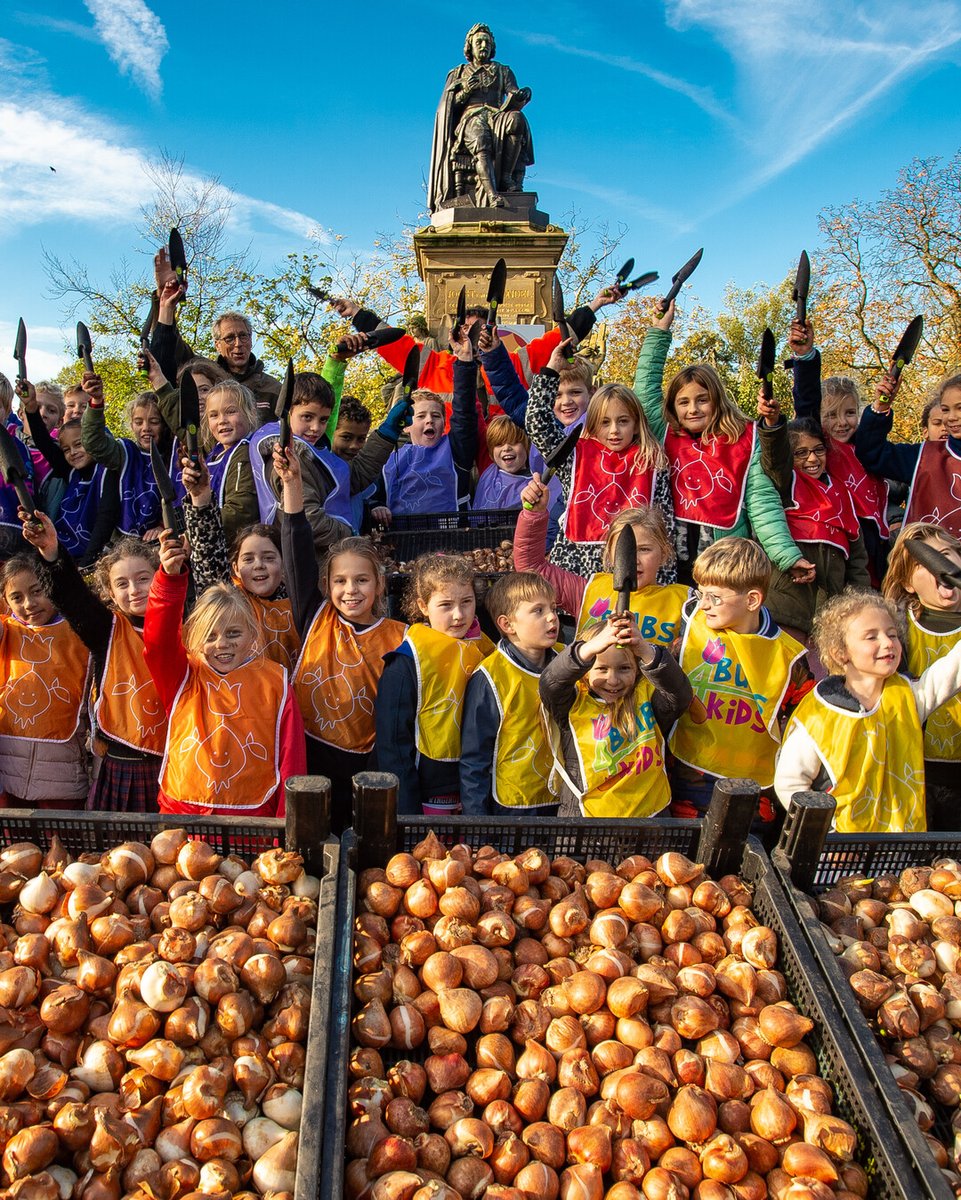 Bulbs4Kids_CA's tweet photo. 2150 school classes discover more than a million flower bulbs! https://t.co/SsZPT364pH