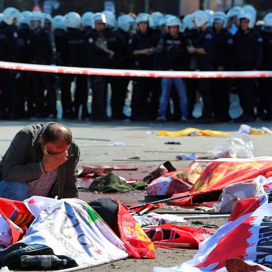 LaboransS's tweet photo. 8 yıl önce bugün Ankara Garı'nda barış için toplanan binlerce insanın ortasında 2 tane canlı bomba kendisini patlattı.

8 yıl önce bugün dönemin iktidarı katliamın oylarını arttırdığını söyledi.

8 yıl önce bugün katledilen insanların üstlerine örtülen bayrakların hiçbirisinde "Türk bayrağı olmadığı" söylendi. Faşist histeri alevlendirildi.

8 yıl önce bugün katledilenler, stadlarda ıslıklandı.

8 yıl önce  bugün karanlığın, faşizmin ve gericiliğin tarihinin katliamlar tarihi olduğunu bir kez daha hatırladık.

8 yıl önce bugün katledilen yoldaşlarımızın cesareti, kararlılığı ve gülen yüzleri bugün hala bize umut ve direnç veriyor.
Bu karanlığı yırtacağız, en çok da onlar için, onların yoldaşları olduğumuz için bu karanlığı yırtacağız!
#10EkimAnkaraKatliamı