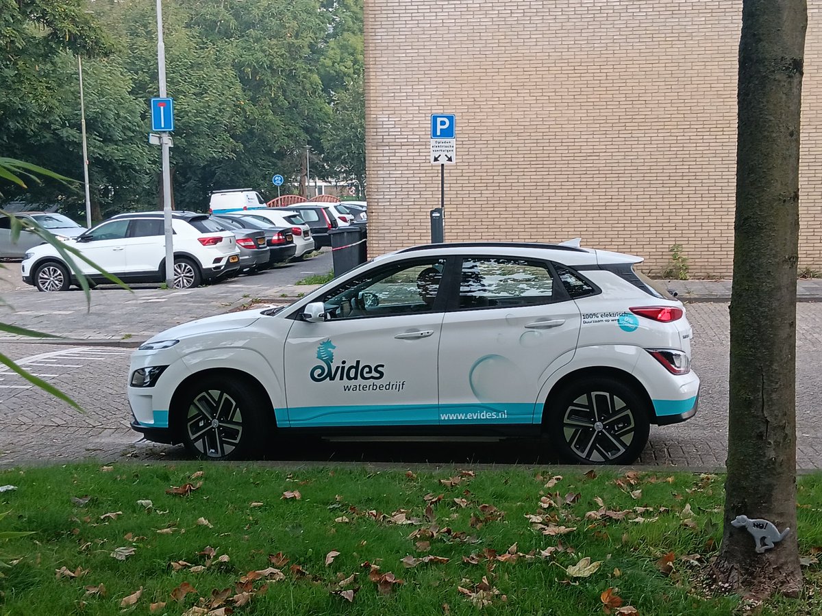 Piet_Heyn's tweet photo. Kun je zien dat er genoeg verdiend wordt aan het drinkwater. Lekker keuvelen bellen. Wandelen grote electrice bak. #evides gebruikers betalen. https://t.co/Ju3oh9YVvr