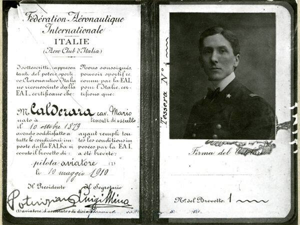#AccaddeOggi ⌛️
Il 10 ottobre 1879 a Verona nasceva Mario Calderara, primo aviatore italiano a cui l'Aeroclub d'Italia conferì nel 1910 il brevetto n° 1 di pilota.

#AeronauticaMilitare #AeronauticaMilitare100 #lanostrastoria