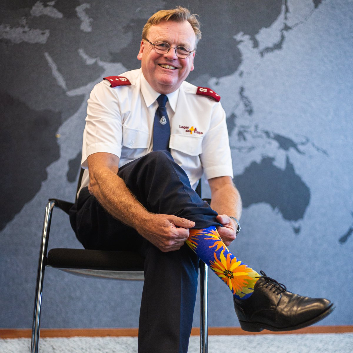 Op #werelddaklozendag vragen wij aandacht voor iedereen zonder woonplek, maar met geregeld koude voeten. Bestuursvoorzitter Harm Slomp draagt deze dag samen met verschillende Kamerleden sokken die zijn ontworpen en gemaakt door dakloze mensen. #samentegendakloosheid