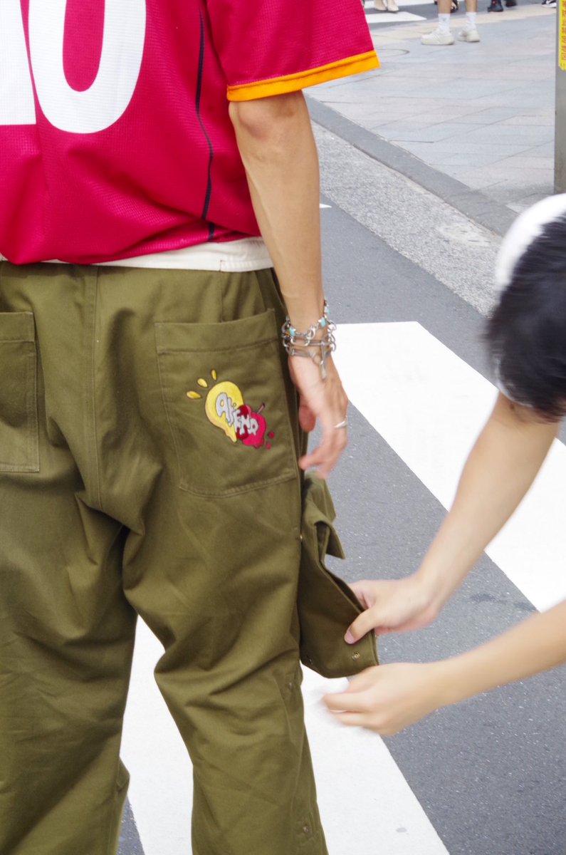 oppract's tweet photo. 【AKENO PANTS PROJECT】#4

☀️Design Point☀️
パンツの左右には、それぞれ取り外し可能な作業ポケット付き。
メンバー ユウスケのギミック好きから色んなアイディアが生まれました👖✨

ポケットの高さは2段階調整可能！
片方だけ・ポケットなしでもそれぞれの着方で楽しんで頂けるデザインです🍒 https://t.co/ziPNCZxpDW
