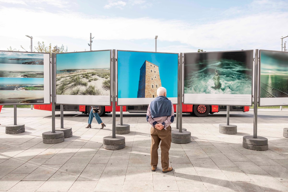 FestMardeMares's tweet photo. 🌊Lembra que ata o 24 de outubro podes visitar a exposición inédita ‘A Coruña eterna. Historia visual I’, de @EVCoruna, na que gozar das impresionantes vistas dunha Coruña modelada en cada era histórica pola acción do mar.

📌Na Dársena da Mariña.

Non o perdas!💙

#Xcelebra https://t.co/YFJxgRbdYf