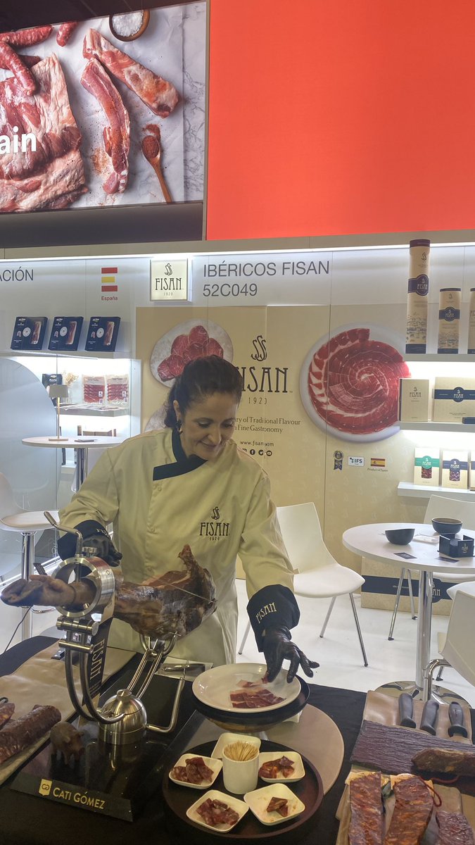 catigomez_nl's tweet photo. Amazing days as #cortadoradejamon with @ibericosfisan during @anugacologne 
Happy  to collaborate again as a Freelance Cortadora de Jamón &amp; prescriptora with the fabulous brand #FISAN .

#jamon #ham #iberico #jamoniberico #anuga #fairs #hamcarver #ferias https://t.co/RpdPxftJOy
