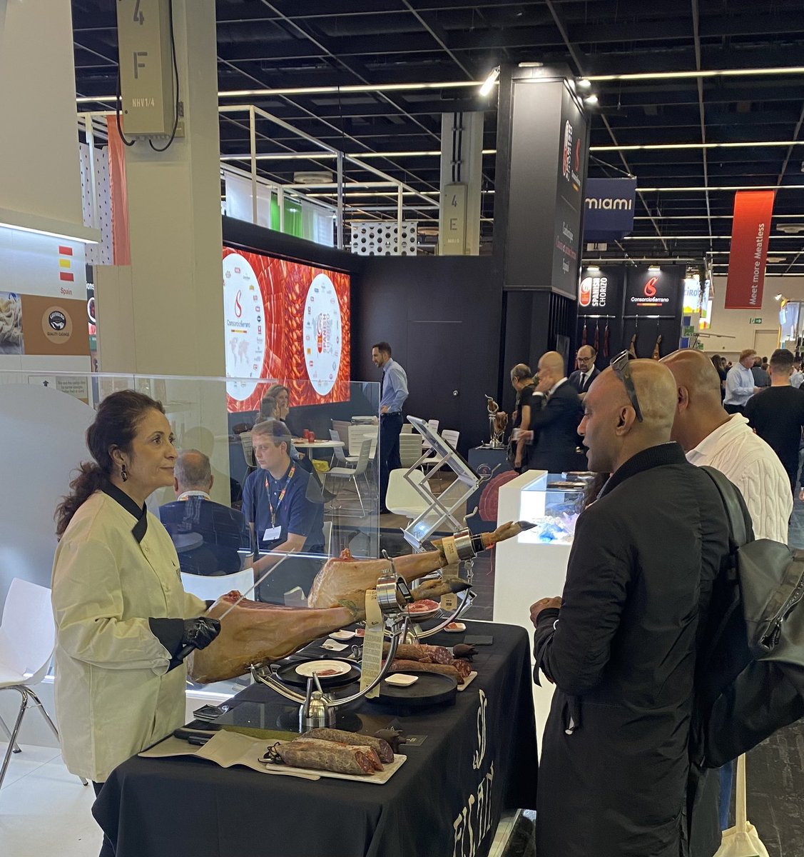 catigomez_nl's tweet photo. Amazing days as #cortadoradejamon with @ibericosfisan during @anugacologne 
Happy  to collaborate again as a Freelance Cortadora de Jamón &amp; prescriptora with the fabulous brand #FISAN .

#jamon #ham #iberico #jamoniberico #anuga #fairs #hamcarver #ferias https://t.co/RpdPxftJOy