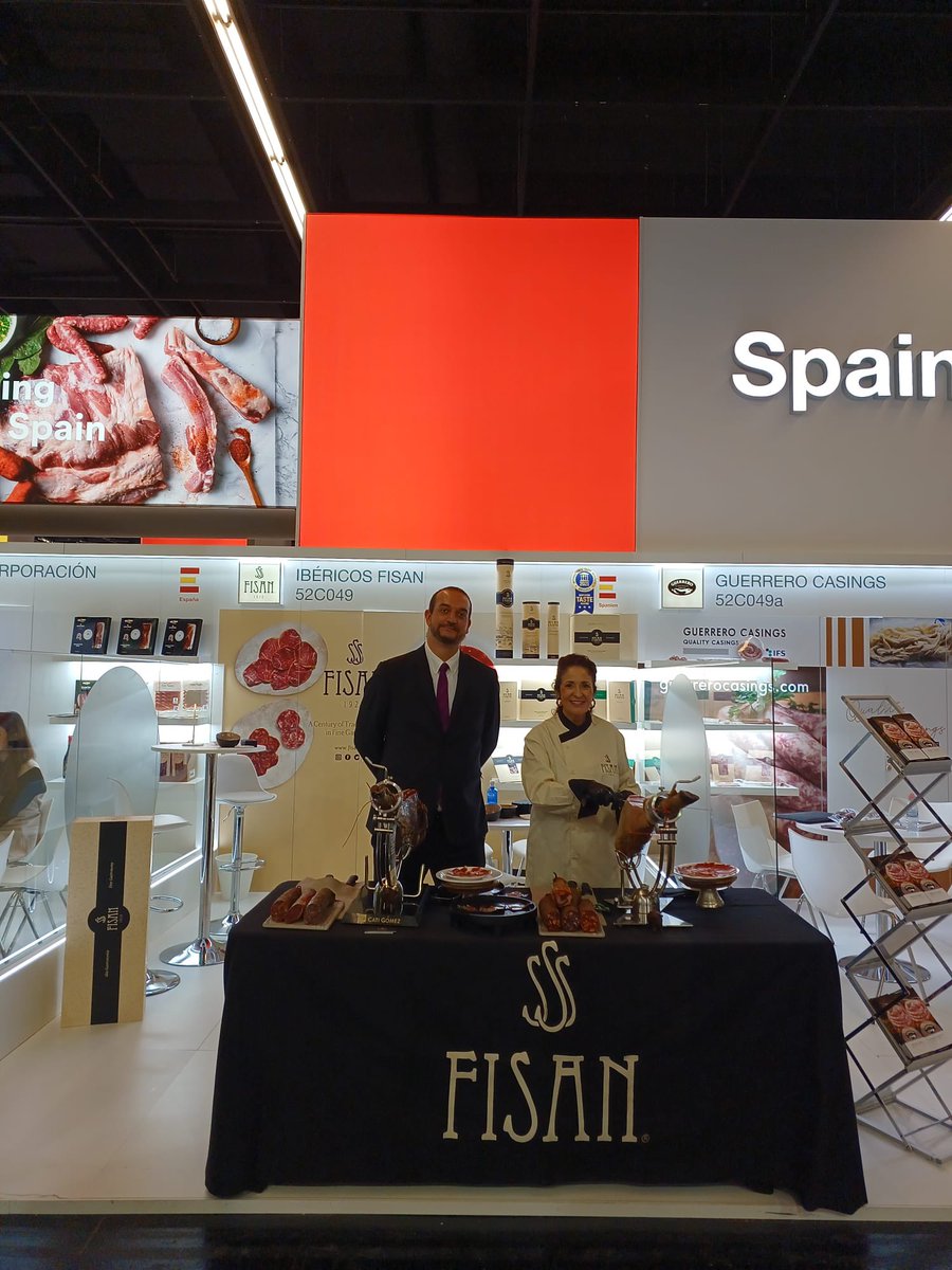 catigomez_nl's tweet photo. Amazing days as #cortadoradejamon with @ibericosfisan during @anugacologne 
Happy  to collaborate again as a Freelance Cortadora de Jamón &amp; prescriptora with the fabulous brand #FISAN .

#jamon #ham #iberico #jamoniberico #anuga #fairs #hamcarver #ferias https://t.co/RpdPxftJOy