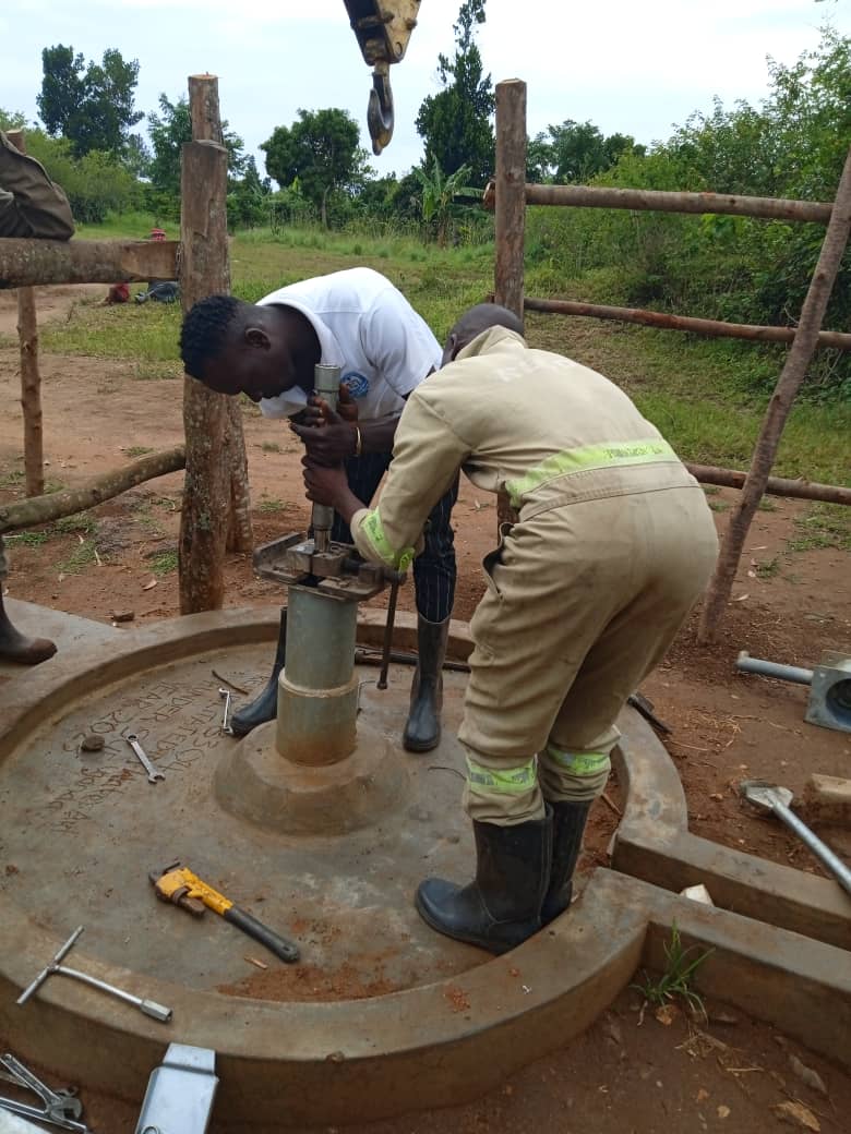 #clearingboreholedefects

Our technicians on ground on kalumaga site in KALUNGU DISTRICT correcting some of the borehole defects.
#MWEworks