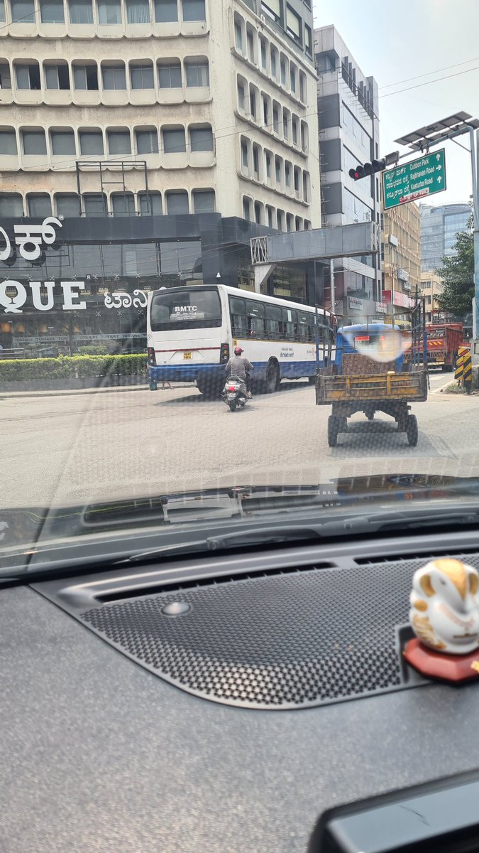SASHIKUMARTANJR's tweet photo. This goods carrier with no number plate found plying on MG Road .looks like more than 15 year old vehicle.doubt if FC done. https://t.co/zzJw29BmaP