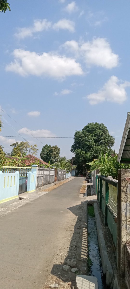 Panas bara api membakar kulitku..lebih panas lagi oh terbakar hati 🎶

Motoran jemput anak sekolah 🥳
