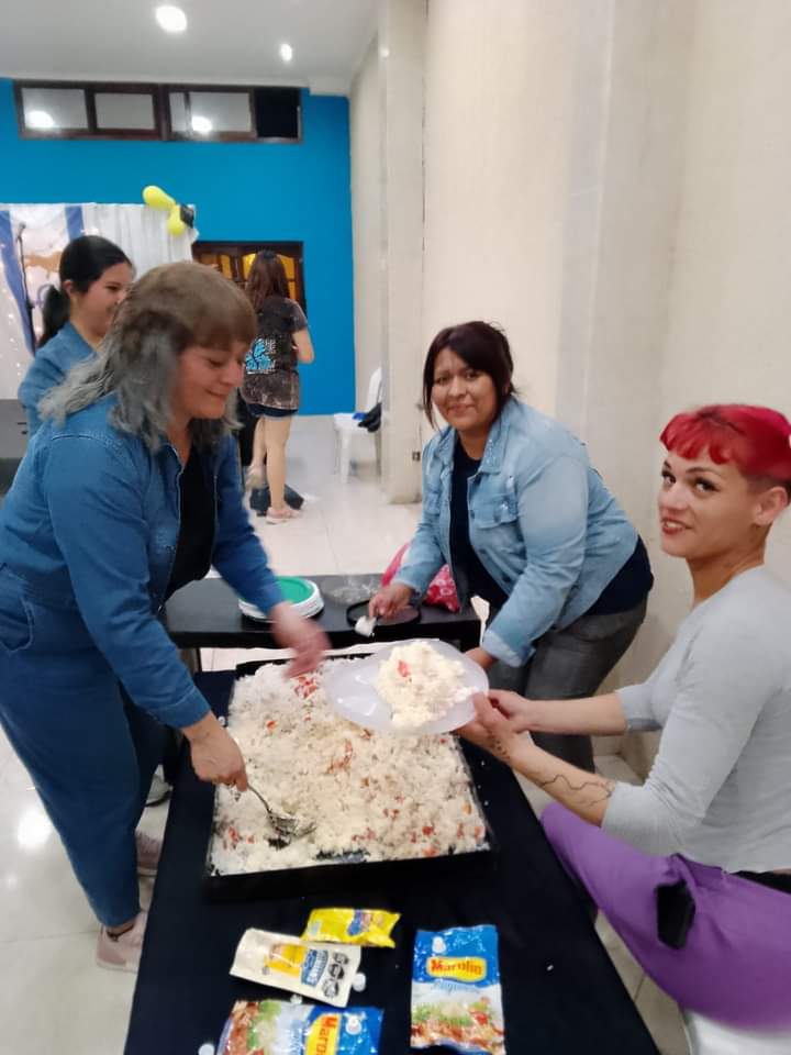 Tsomospatria's tweet photo. #LaMatanza🌞🇦🇷 #SanJusto🌞🇦🇷 
#SanNicolas🌞🇦🇷 
👉En el Comedor Merendero Comunitario TSP ☀️🇦🇷 #Shekina , #MaryytaAlbornoz junto a su equipo de trabajo, prepararon una fresca ensalada d arroz con pollo, arvejas, huevos y mayonesa ,para l@s niñ@s ,adolescentes,y abuel@s de la zona https://t.co/zyThrJONGW