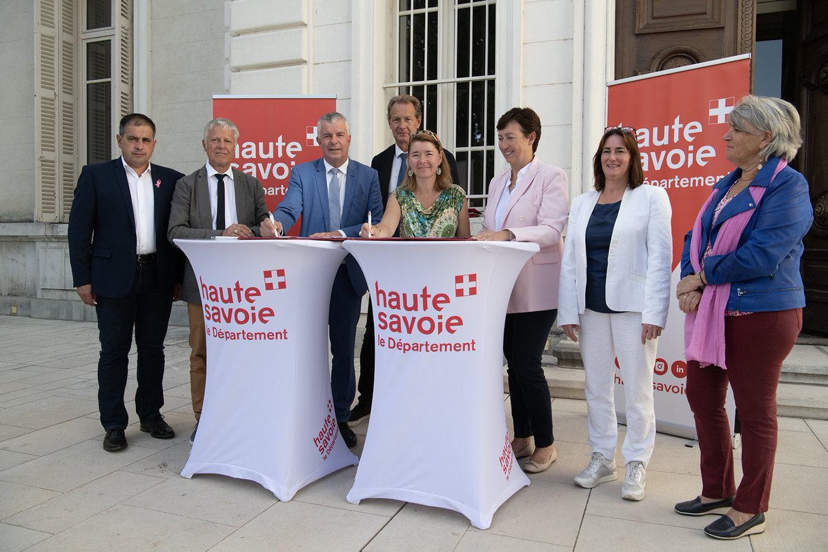 🚆 | Le Conseil départemental s’engage aux côtés de SNCF Réseau et de la Région pour la sécurisation des passages à niveau.
 
✍️ Hier, Martial Saddier, Lionel Tardy, Estelle Bouchet, ainsi que Patricia Mahut et Richard Baud, ont signé les deux conventions de financement.