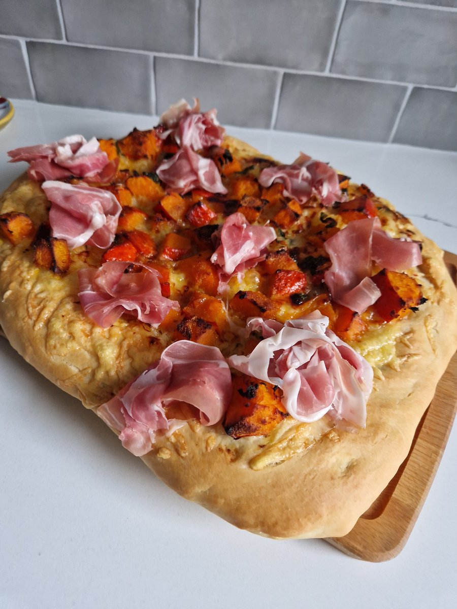 schottenbabe's tweet photo. Es ist 🎃🎃🎃 Zeit
Passend dazu gibt es heute ein leckeres Rezept für meine #Salbai #Kürbis #Pizza mit #Prosciutto 
https://t.co/wvgqMPzv79 https://t.co/MnG7EZzszm
