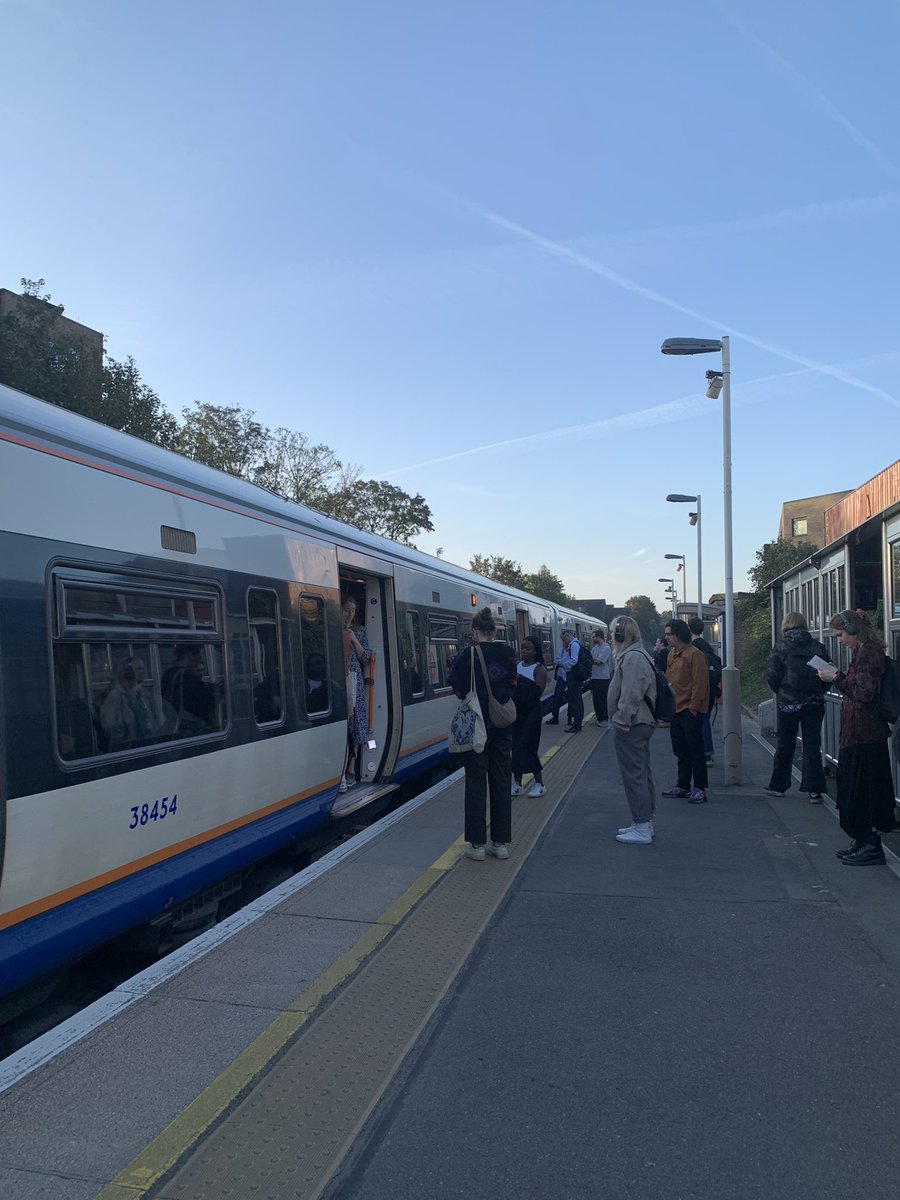 Carla_Almeda's tweet photo. @TfL everyday the same. We don’t fit in the overground. Put more trains! This is Brockley 🫠 the next stations don’t have a chance. https://t.co/5Bm7tBYN5z