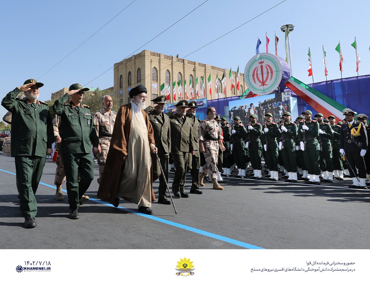 Khamenei_fa's tweet photo. حضرت آیت‌الله خامنه‌ای رهبر معظم انقلاب اسلامی ساعتی پیش در مراسم مشترک دانش‌آموختگی دانشجویان دانشگاه‌های افسری نیروهای مسلح، در دانشگاه افسری امام علی علیه‌السلام حضور یافتند. ۱۴۰۲/۷/۱۸ https://t.co/FiCQr1Omgc