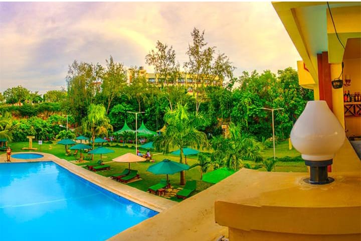 guylikericky's tweet photo. Do you have plans for Mashujaa day? If not we can go to Mombasa and have fun for the weekend. With only Kes. 9,800 I'll sort you transport, accommodation and breakfast. Sounds nice right? There's also a Yacht party guys🤌🌊��� https://t.co/IGhcenQJNB