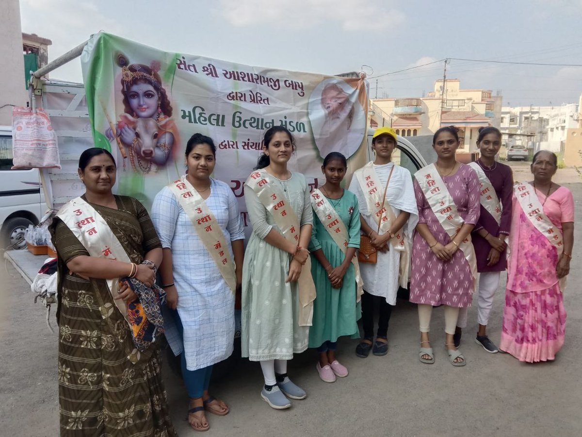 AshramRajkot's tweet photo. पूज्य Sant Shri Asharamji Bapu की पावन प्रेरणा से #महिला_उत्थान_मंडल #वल्लभीपुर (सौराष्ट्र) की बहनों द्वारा #वृंदा_अभियान (घर-घर तुलसी लगाओ अभियान) के तहत पालीताना व गरियाधार में नि:शुल्क #तुलसी के पौधे वितरित किए गए एवं साथ ही साथ #तुलसी_की_महिमा की पत्रिका आदि भी वितरित किएगए। https://t.co/JD4mTdrFiX