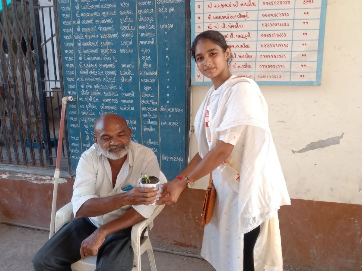 AshramRajkot's tweet photo. पूज्य Sant Shri Asharamji Bapu की पावन प्रेरणा से #महिला_उत्थान_मंडल #वल्लभीपुर (सौराष्ट्र) की बहनों द्वारा #वृंदा_अभियान (घर-घर तुलसी लगाओ अभियान) के तहत पालीताना व गरियाधार में नि:शुल्क #तुलसी के पौधे वितरित किए गए एवं साथ ही साथ #तुलसी_की_महिमा की पत्रिका आदि भी वितरित किएगए। https://t.co/JD4mTdrFiX