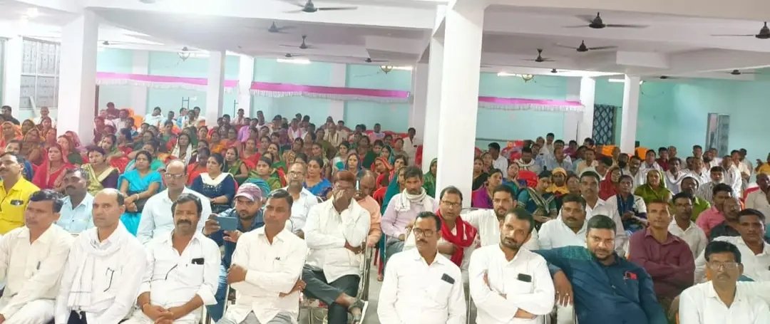 Shivkum23793831's tweet photo. जनपद चंदौली की समीक्षा बैठक में उपस्थित रहा सफल बैठक आयोजित करने के लिए समस्त प्रांतीय मंडलीय जनपदीय ब्लॉक स्तरीय पदाधिकारी के साथ-साथ शिक्षामित्र भाइयों बहनों का बहुत-बहुत आभार।।
#18_october https://t.co/Hchh4WiwBO