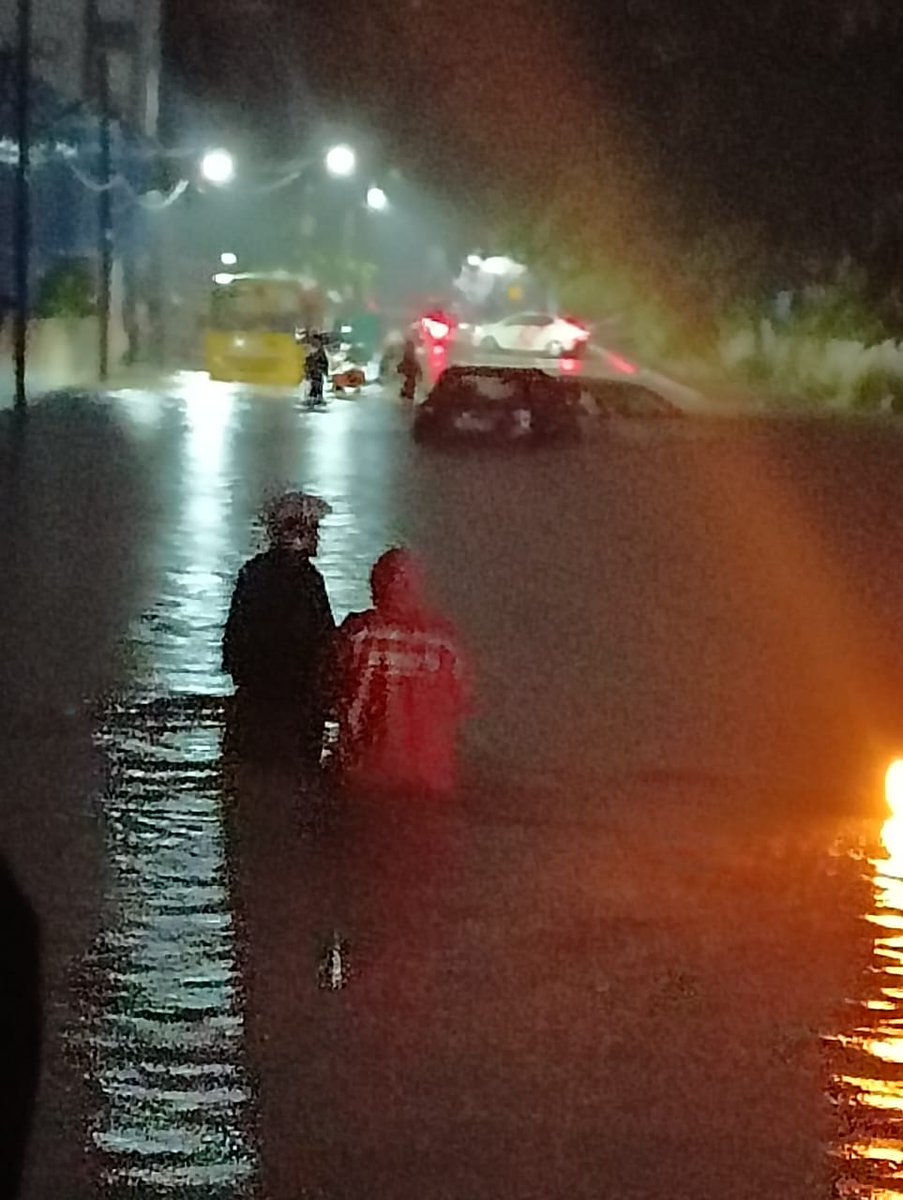 Bengaluru floods
Fire brigade personnel rescued 5 people who were stuck in water
@Bellanduru