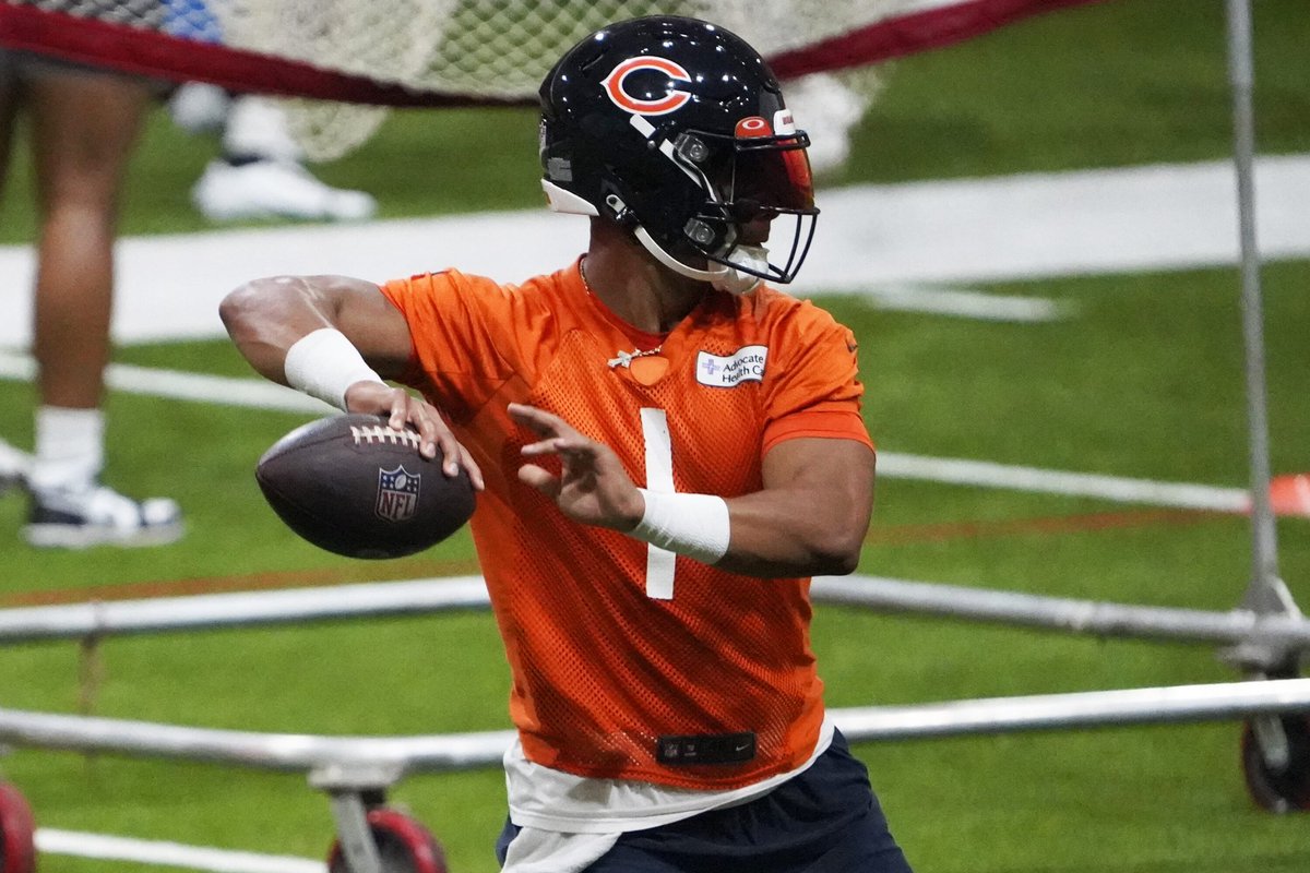 CalebIsHim's tweet photo. Justin Fields: 
- 1,143 Passing Yds 
-191 Rushing Yards
- 11 Passing TDs 
- 5 INTs
- 95.4 Passer Rating 

Jordan Love:
- 1,083 Passing Yds 
-109 Rushing Yards
- 8 Passing TDs
- 6 INTs
- 77.3 Passer Rating https://t.co/w5wxeeJWt4