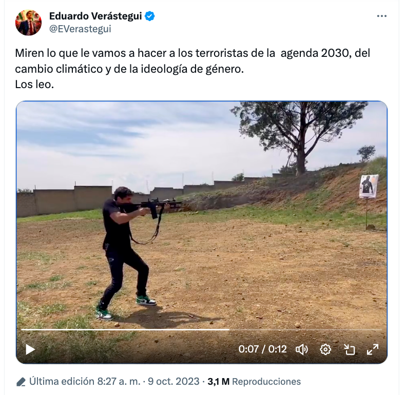 temoris's tweet photo. El precandidato presidencial ultraderechista @EVerastegui les está aprendiendo las mañas a sus amigos trumpistas estadounidenses, que hacen campaña amenazando con asesinar a sus rivales demócratas, a mexicanos, negros, gays y feministas.

Luego adujo que era "una sátira".

Habría que ver con qué permiso legal está en posesión de un rifle de asalto, arma de uso exclusivo del Ejército.

Y si su bravata se encuadra en delitos como apología de la violencia y amenazas.

Si la política mexicana ya padece graves niveles de violencia, nada más faltaba que llegara este señor con sus desplantes de virilidad machista medieval.

Tweet original: https://t.co/wY4jP1umhh