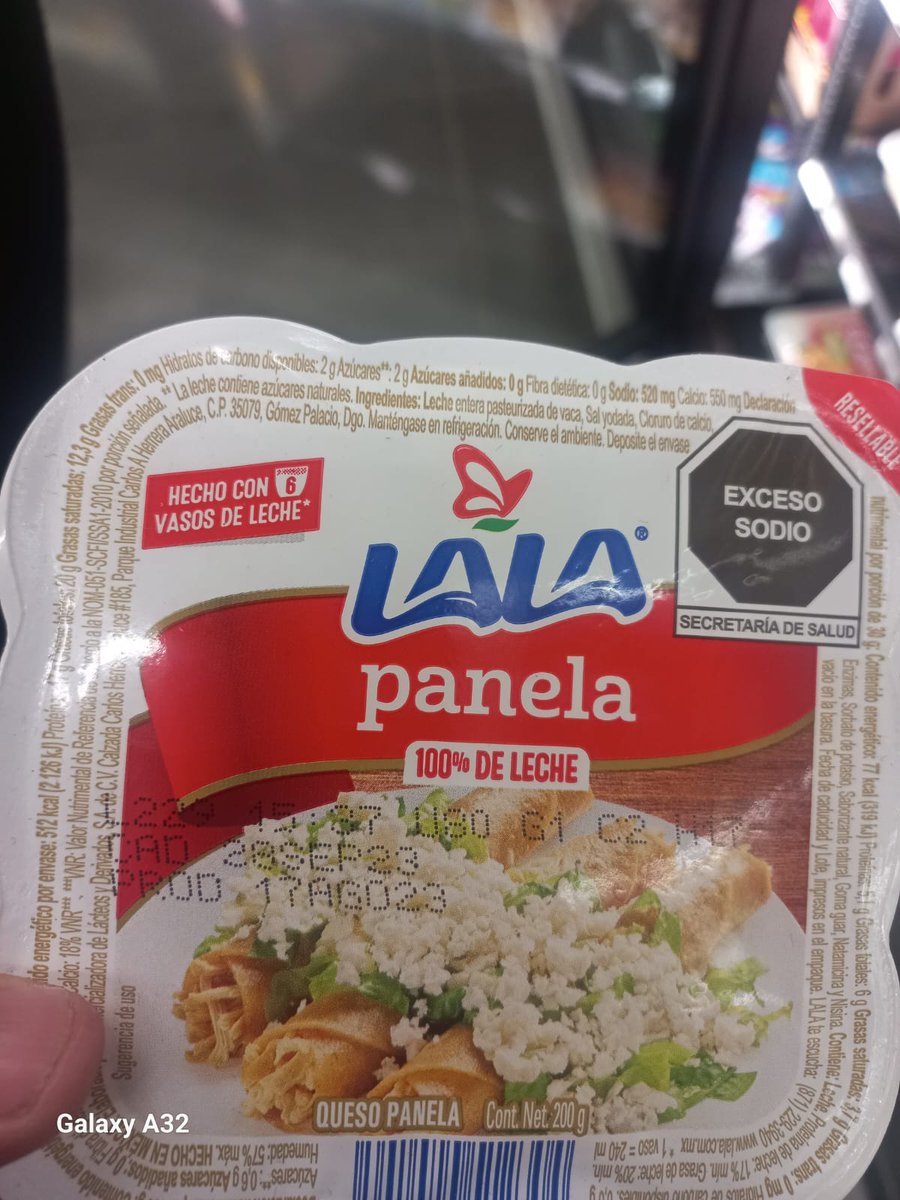 shokerska's tweet photo. @BodegaAurrera que paso con tu sucursal bodega Aurrerá exprés Cuautepec, nunca checan las caducidades de productos, @Profeco  checa esta foto producto en piso de venta.@Walmart https://t.co/vbexDGFaYo