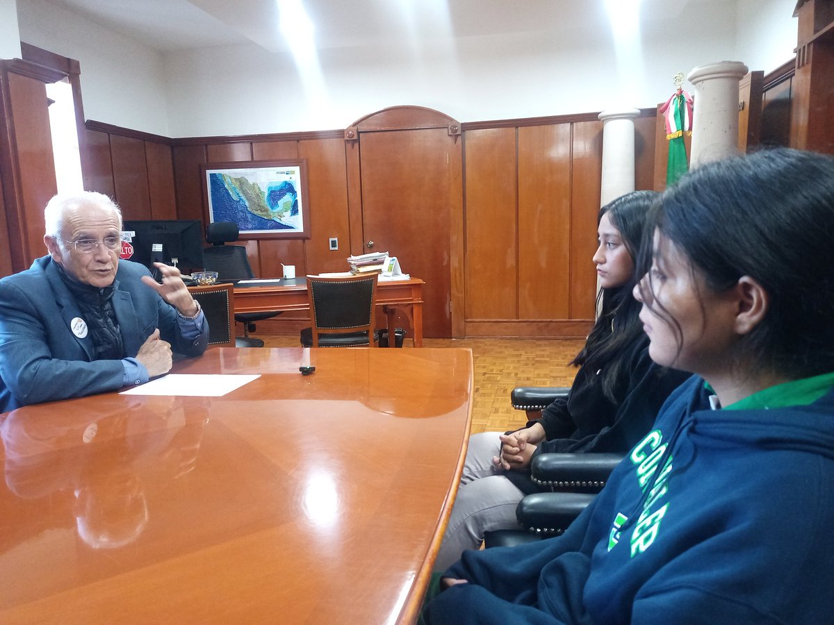 Coronado_Cynthi's tweet photo. Visitamos a nuestro alcalde, escucho con atención a dos estudiantes del @Conalep218 e inmediatamente sus historias lo conmovieron, nos apoyará para que vayan a la CDMX a recibir sus preseas. @CONALEP_Mex el mpio comprometido y el @GobiernoEdoChih también. https://t.co/NqJ42frewe