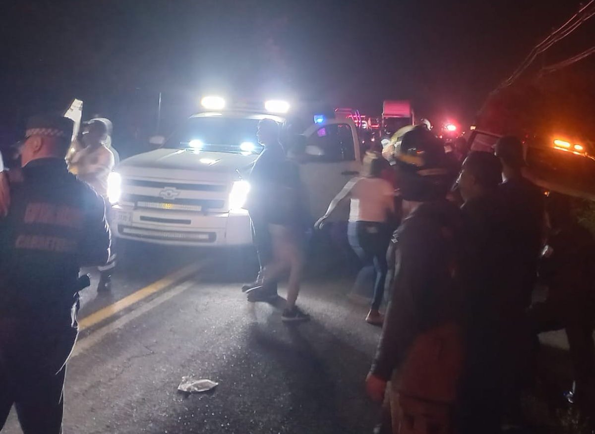 ELPINERO's tweet photo. #FOTOREPORTE 📷 |  #Veracruz: Alrededor de 30 heridos fue el saldo de fatal volcadura de autobús línea “Somos cerritos” ocurrido a la altura de #Mapachapa; los lesionados fueron canalizados al Hospital de #Minatitlán.

Al auxilio acudieron la @GN_Carreteras  y socorristas. https://t.co/g5IcagqXxt