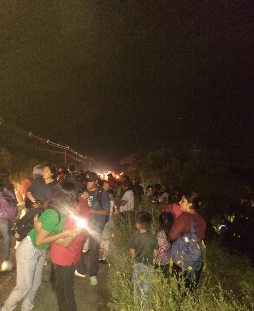 ELPINERO's tweet photo. #FOTOREPORTE 📷 |  #Veracruz: Alrededor de 30 heridos fue el saldo de fatal volcadura de autobús línea “Somos cerritos” ocurrido a la altura de #Mapachapa; los lesionados fueron canalizados al Hospital de #Minatitlán.

Al auxilio acudieron la @GN_Carreteras  y socorristas. https://t.co/g5IcagqXxt