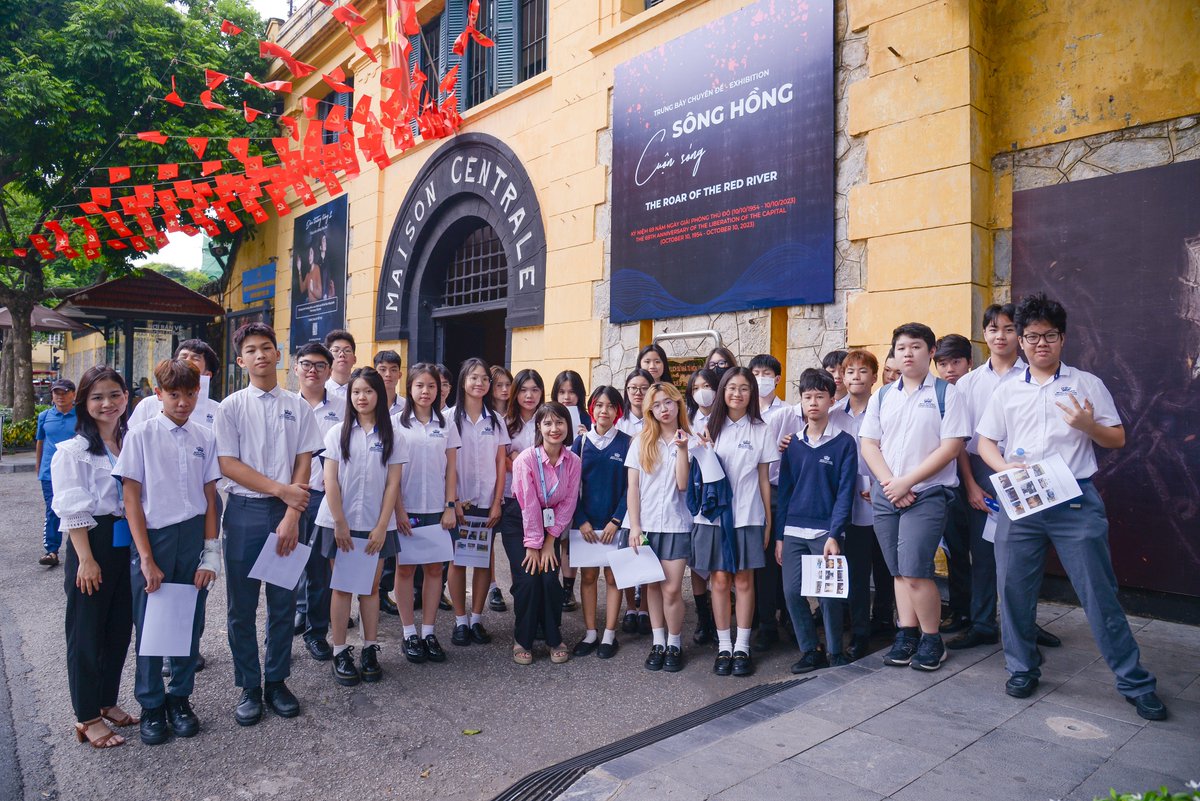 BVISHanoi's tweet image. BVIS Hanoi celebrates the 69th anniversary of the Hanoi's Liberation Day (Oct 10, 1954 - 2023)
Our Year 10 students had a tour of Hoa Lo Prison to commemorate the achievements of heroic martyrs and learn about the difficult lives of prisoners of war.
#BVISHanoi #NAE