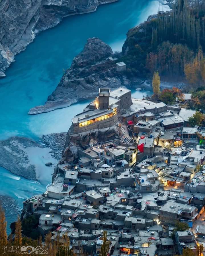 kamal_Machulovi's tweet image. Good Morning 🌞
اک عجب عارضہ لاحق ہے بصارت کا مجھے
آنکھ بے ساختہ منظر سے لپٹ جاتی ہے

مجھے دیکھیں مری تصویر پہ تکیہ نہ کریں
عکس میں چیزوں کی ترتیب الٹ جاتی ہے

شعیب بخاری
#AutumnVariations #Autumn #autumncolors #autumnleaves #GilgitBaltistan #Skardu #Hunza #Machulo