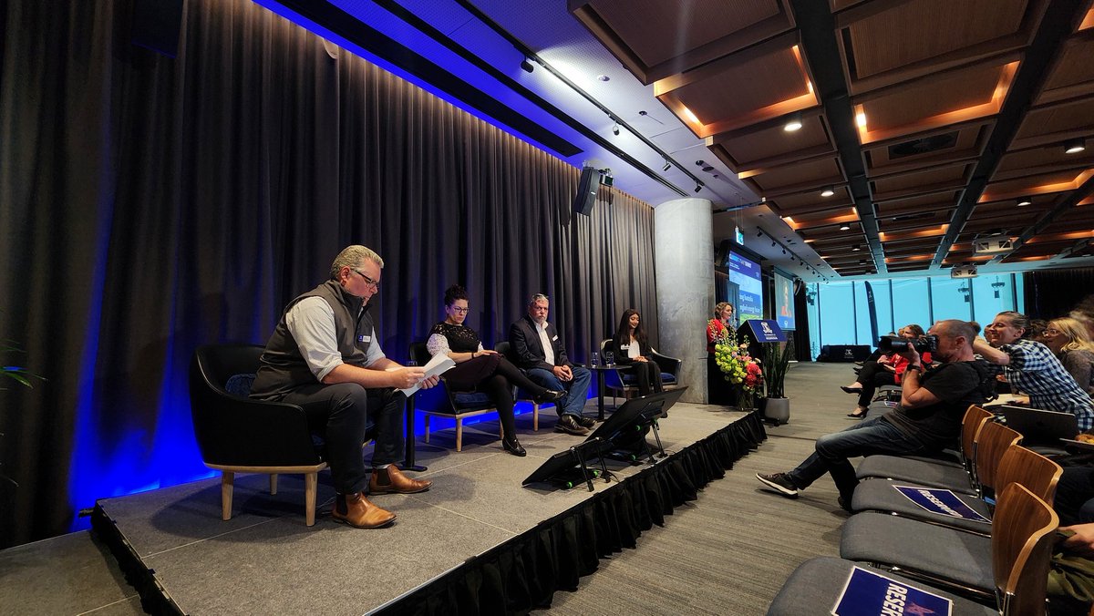 Great to be at the <a href="/UniMelb/">University of Melbourne</a>'s  #ClimateFuturesSummit with @RebeccaHuntley2