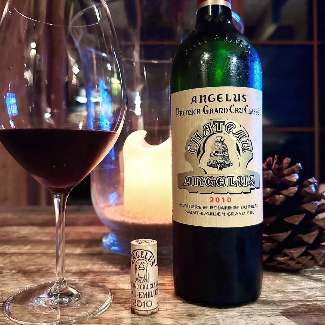 2010 Château Golden Bell On the nose and palate, rich ripe (but not overripe) red and black plums, cassis, mocha, oak, florals, dark chocolate, wet earth, figs, forest with a tar backing breath. #chateauangelus #bordeaux #bordeauxwine #rarewine #finewine #winelover #cabernetfranc