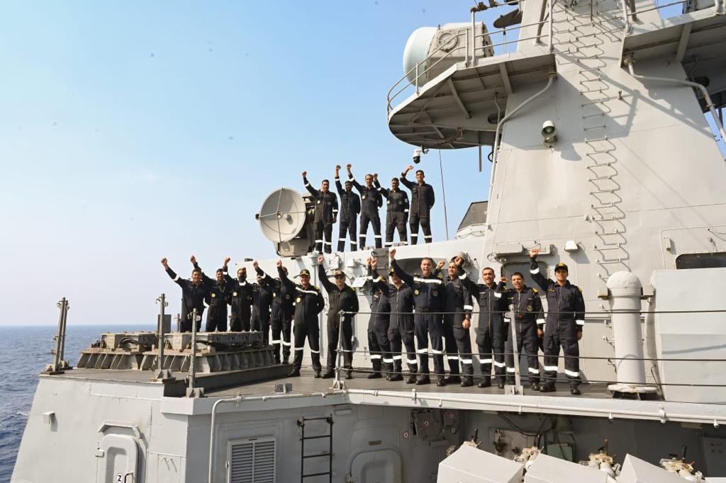 indiannavy's tweet photo. @IN_EasternFleet Op Readiness Inspection by #FOCinC #ENC.

- surface, sub-surface, air &amp; anti-air ops by #EasternFleet ships

- Unalerted exercises

- weapon firings incl #antisubmarine wpns

- amphibious ops

@IN_HQENC

#IndianNavy
#CombatReadyCredibleCohesive
#FutureProofForce https://t.co/WEBbCA8KdY