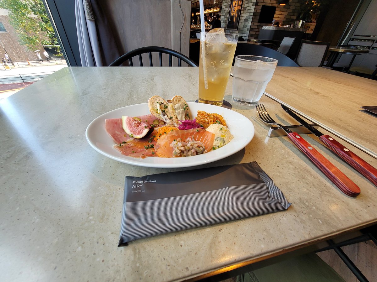 strtrvlr's tweet photo. #今日のランチ
#NineDoors 
#前菜 
#薪焼きハンバーグ https://t.co/8hGjbQ13Kb