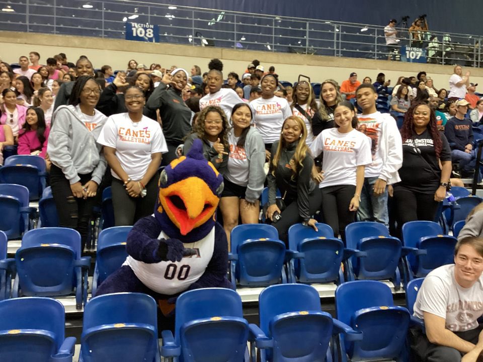 SAHoustonVB's tweet photo. 💙🏐 Team Bonding!! UTSA EDITION! 🧡The Varsity Volleyball team got together and watched some next level volleyball! Great time for our Canes!! #SHVB #PrideOfTheEastside #family #UTSAVB https://t.co/83bhDUdo4c