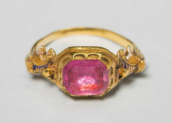 TudorAge1973's tweet photo. #TudorTuesday
Ring
Probably Italian
c. 1525–c. 1575
https://t.co/7Sr7tqGhRT
#Ring #PinkRing #PinkTourmaline #Tourmaline #Renaissance #RenaissanceJewellery #Jewellery #Italy #History https://t.co/VBb5pwrMON