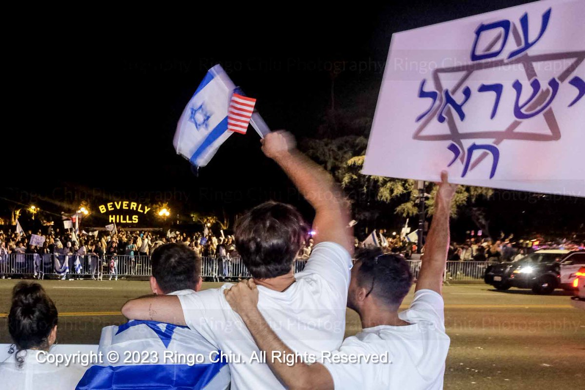 ringochiu's tweet photo. Pro-Israel demonstrators take place in a rally in response to the attack in Israel, Monday, Oct. 9, 2023, in Beverly Hills. #Israel_under_attack  #war #nowar #antiwar #protest #beverlyhills #PalestinianLivesMatter https://t.co/PYBsjbH3C0