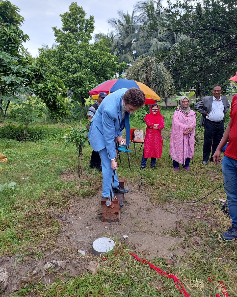 GermanEmbassyBD's tweet photo. #developmentdienstag
Germany supports Bangladesh for urban planning taking into account earth-quake prone zones with new specialized PS Log machine and technical assistance. The Head of German Development Cooperation Florian Höllen here imitates earth quakes waves by hammering. https://t.co/ACuXj6w7G3